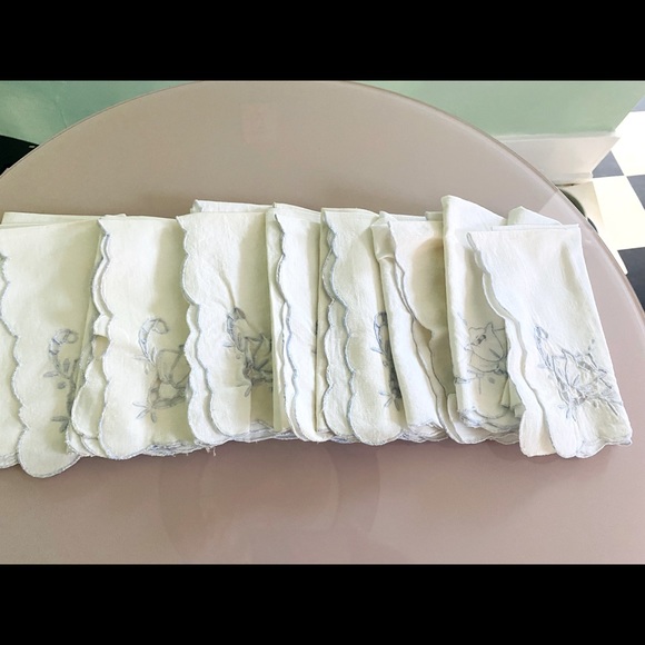 8 Vintage Linen White Napkins w/ Floral Cutouts - Picture 7 of 16